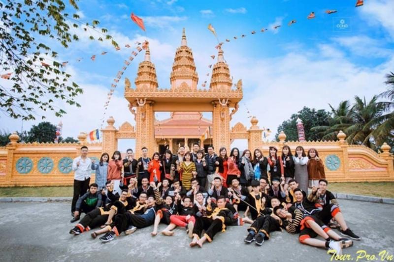 Nguoi dan dia phuong va du khach hoa tron tren Dai lo Nam Kinh